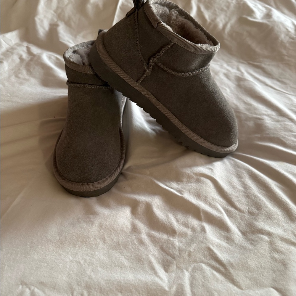 Cozy gray Suede Ankle Boots